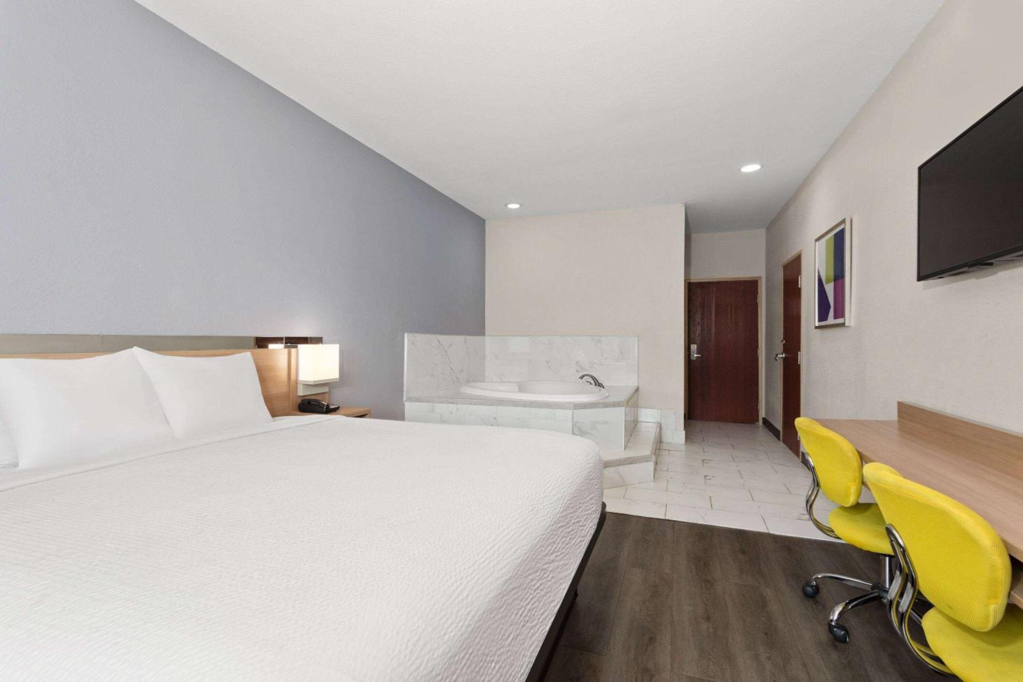 Microtel Inn & Suites By Wyndham Panama City Exterior photo