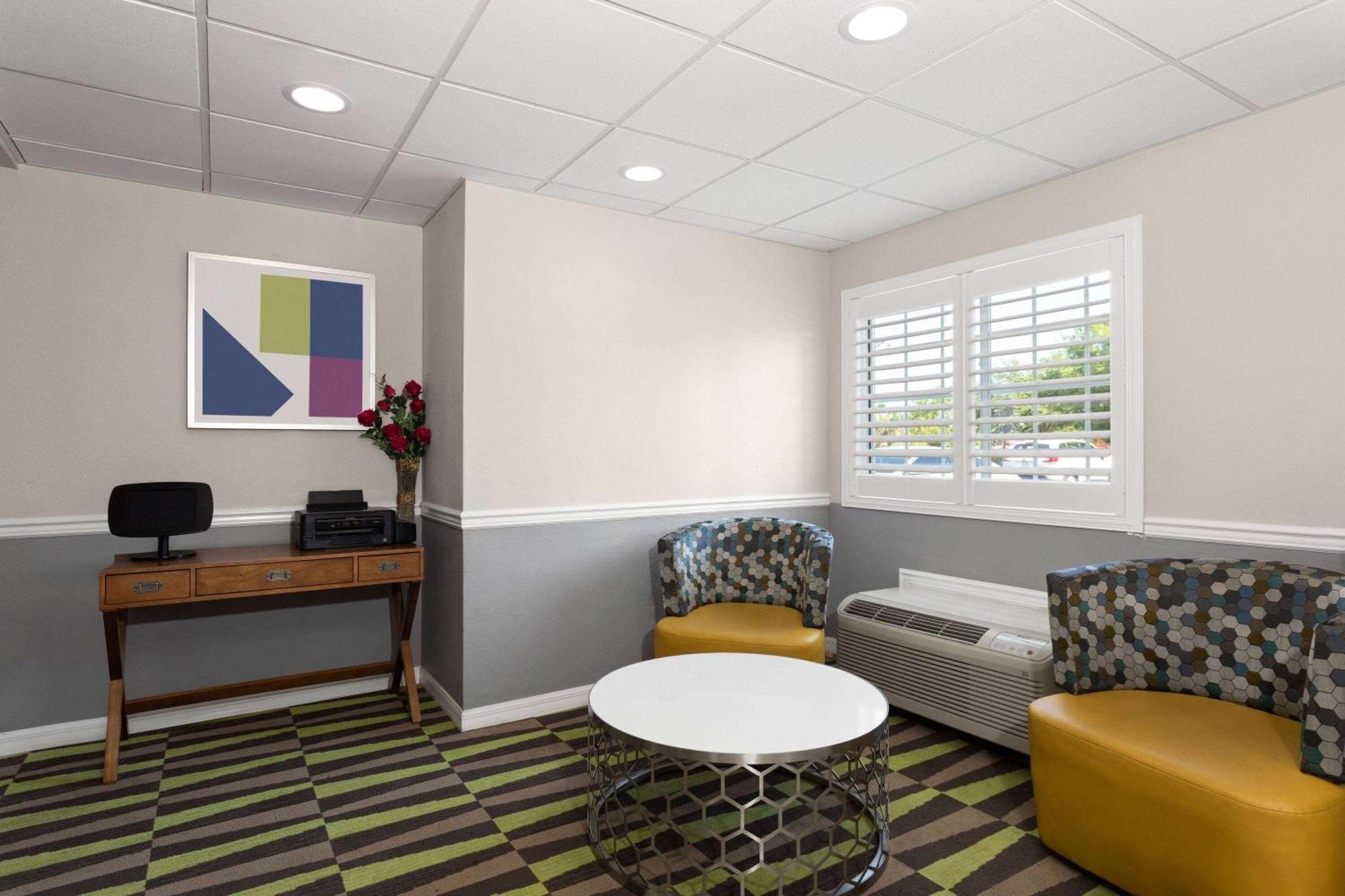 Microtel Inn & Suites By Wyndham Panama City Exterior photo