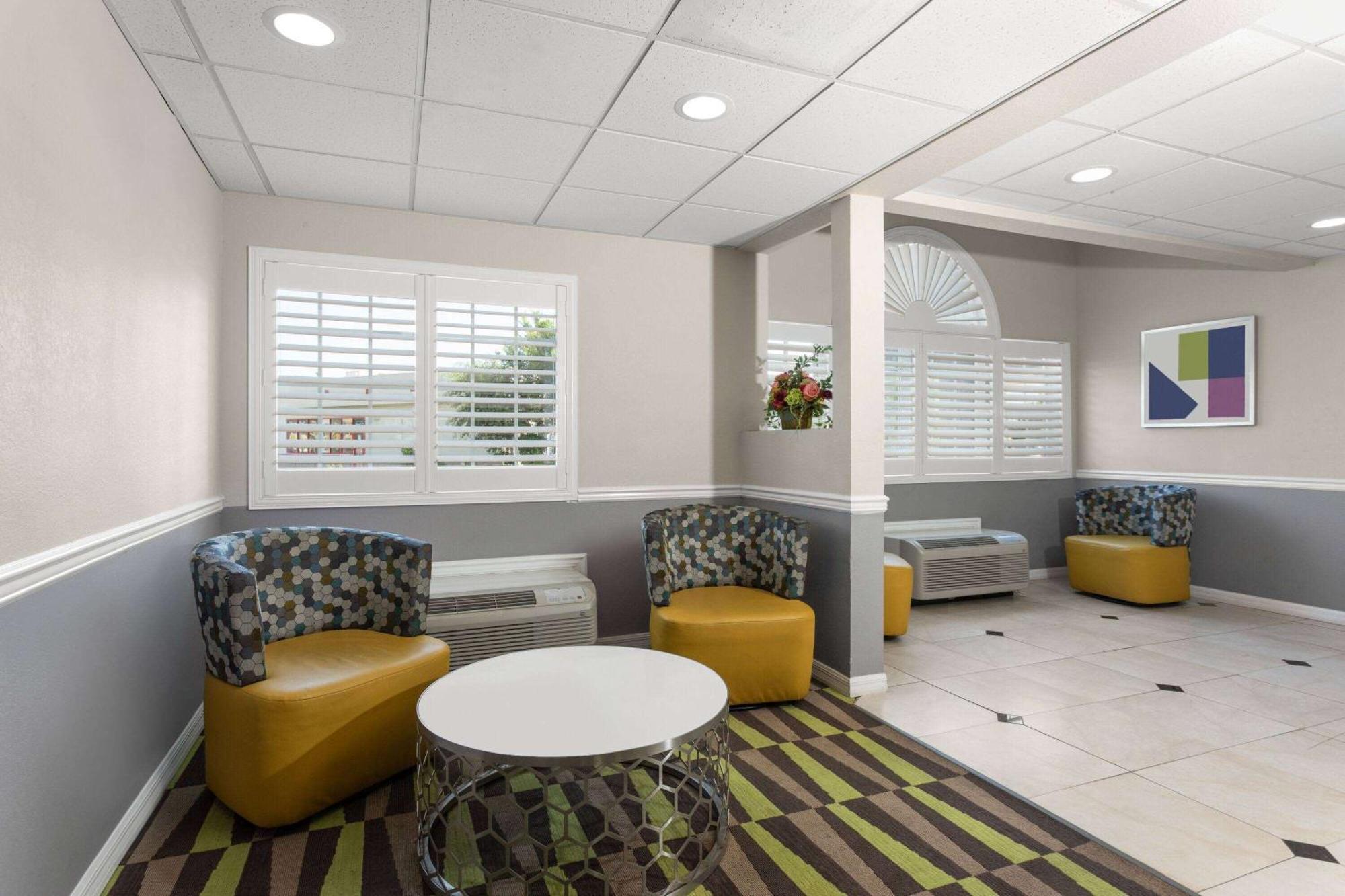 Microtel Inn & Suites By Wyndham Panama City Exterior photo