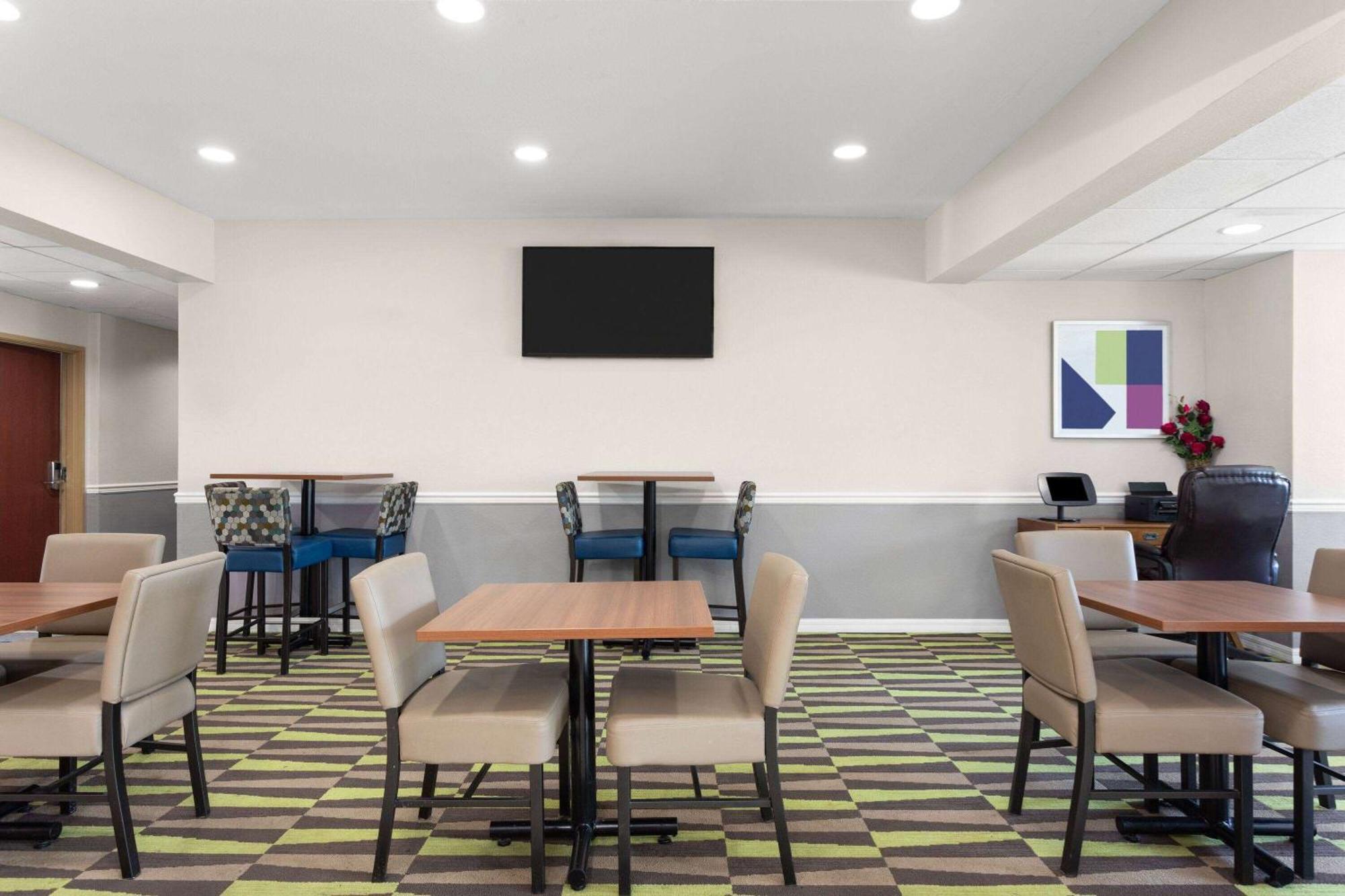 Microtel Inn & Suites By Wyndham Panama City Exterior photo